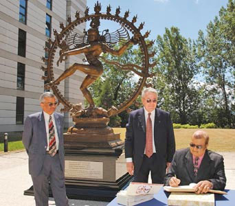 Estatua de Shiva o Enlil o Yahvé en el CERN (acelerador de adrones)- ¿Qué pinta aquí esta estatua?