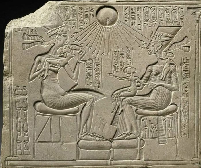 Akenatón y Nefertiti en relieve. Observe los cráneos, cuellos, brazos, ... alargados