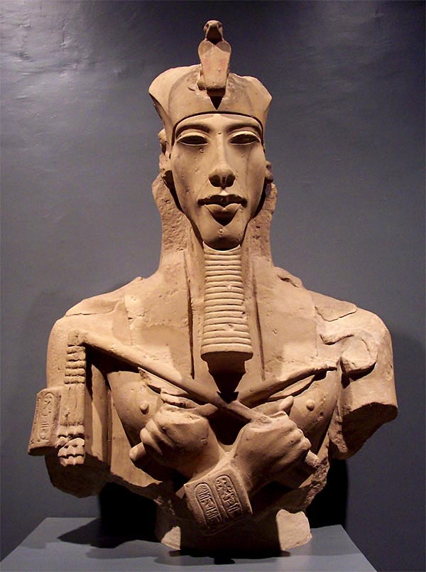 Estatua de Akenatón. Observe la sepiente en la cabeza y los artefactos y brazos entrelazados